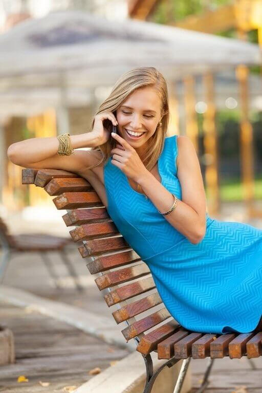 Lachende vrouw aan de telefoon vertelt over haar ervaringen met DigiBuur’s AI Automatiseringen Tevreden met DigiBuur AI-tools en tijdbesparende resultaten